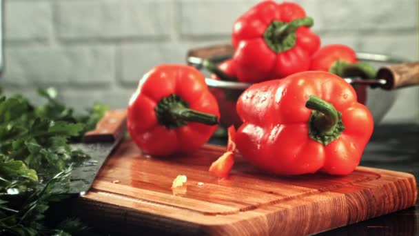 Pieces of sweet pepper fall on the cutting board. Filmed is slow motion 1000 fps. — Stockvideo