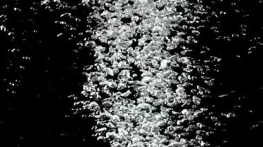 Suyun altındaki hava kabarcıkları yukarı doğru yükselir. Film yavaş çekimde 1000 fp..