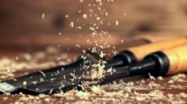 Talaş masanın üzerine düşer. Saniyede 1000 kare yavaş çekimde çekiliyor..