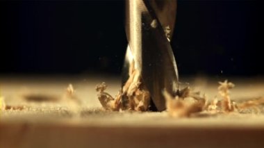 Tahtayı talaşla delin. Film yavaş çekimde 1000 fp..