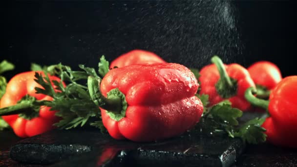 Drops of water fall on fresh sweet peppers. Filmed is slow motion 1000 fps. — Stockvideo