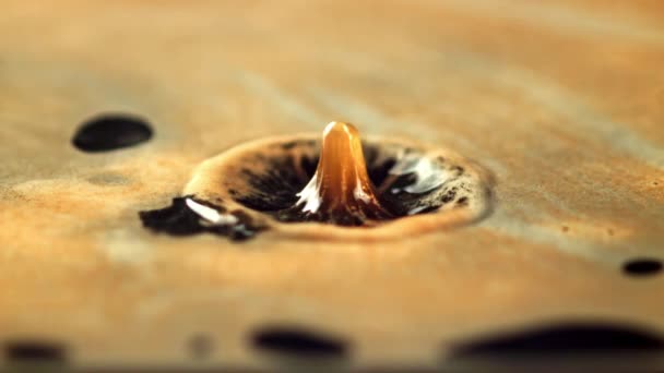 A drop of spray falls into the black coffee. Macro background.Filmed is slow motion 1000 frames per second. — Stockvideo