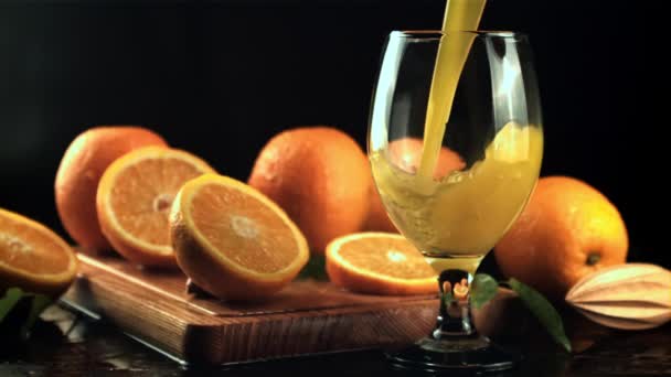Orange juice is poured into a glass. Filmed is slow motion 1000 frames per second. — Stockvideo