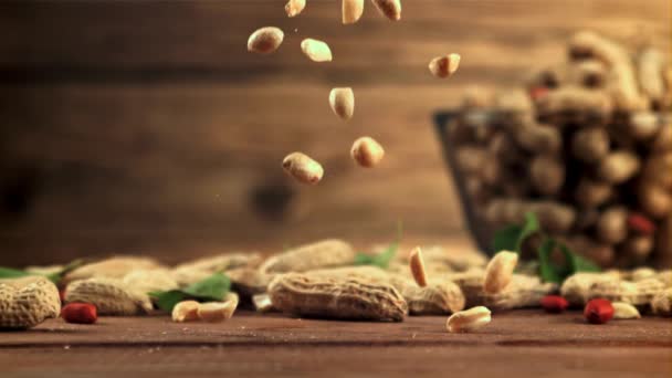 Peeled peanuts fall on the table. Filmed is slow motion 1000 fps. — Vídeos de Stock