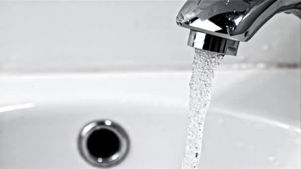 Ένα ρυάκι με καθαρό νερό χύνεται από τη βρύση στο μπάνιο. Τραβηγμένο σε κάμερα υψηλής ταχύτητας στα 1000 fps. — Αρχείο Βίντεο