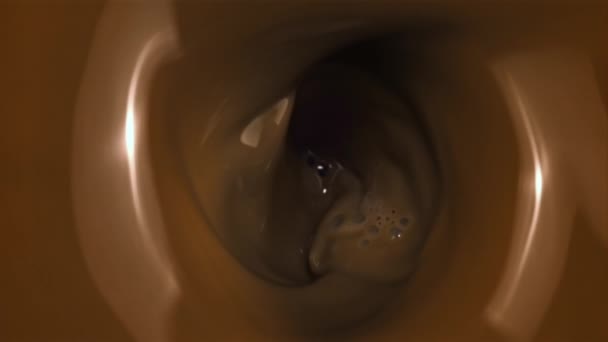 공기 방울이 들어 있는 초콜릿의 소용돌이. 고속 카메라에 촬영 1000 fps. — 비디오