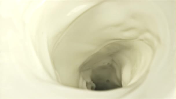 Um redemoinho de leite fresco com bolhas de ar. Filmado em uma câmera de alta velocidade a 1000 fps. — Vídeo de Stock
