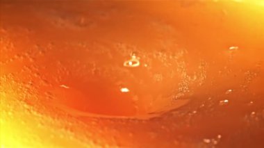 Hava kabarcıklı bir portakal suyu girdabı. 1000 fps hızla yüksek hızlı bir kamerayla çekildi..