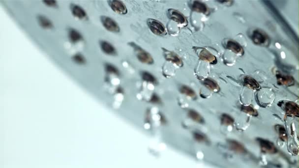 Krople wody spadają z prysznica. Nagrywane na szybkiej kamerze z prędkością 1000 fps. — Wideo stockowe