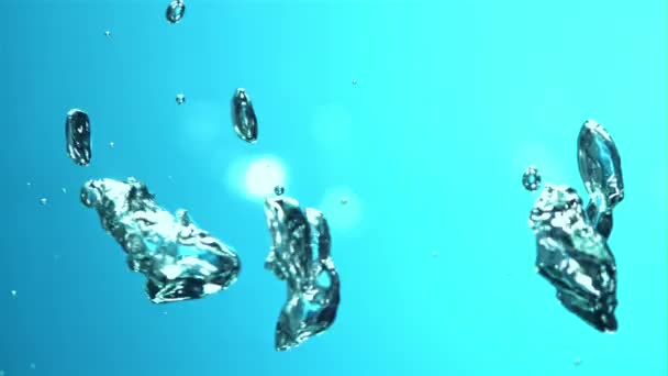 Sous l'eau les bulles d'air se déplacent lentement. Filmé par une caméra haute vitesse à 1000 ips. — Video