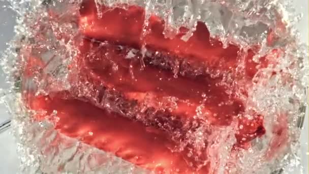 Worstjes vallen met spray in het water. Gefilmd op een hoge snelheidscamera met 1000 fps. — Stockvideo