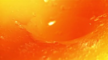 Taze sıkılmış portakal suyu girdabı. 1000 fps hızla yüksek hızlı bir kamerayla çekildi..