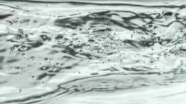 Las burbujas de aire suben a la superficie del agua. Filmado en una cámara de alta velocidad a 1000 fps. — Vídeo de stock