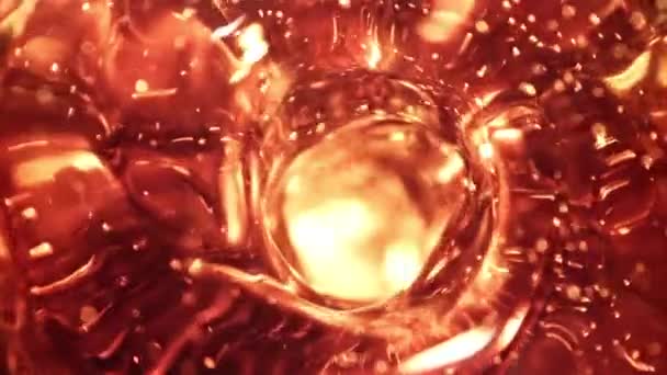 Whirlpool de uísque. Macro fundo. Filmado em uma câmera de alta velocidade a 1000 fps. — Vídeo de Stock