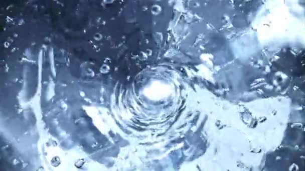 Вращение воды в водовороте с пузырьками воздуха. Замедленная съемка 1000 кадров в секунду. — стоковое видео