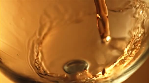 Cognac menuangkan pusaran air ke dalam gelas. Difilmkan adalah gerakan lambat 1000 fps. — Stok Video
