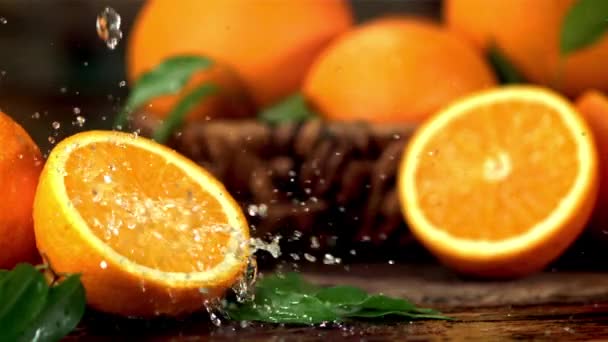 Szuper lassított narancslé csöpög egy fél narancslére. 1000 fps-en filmezve. — Stock videók