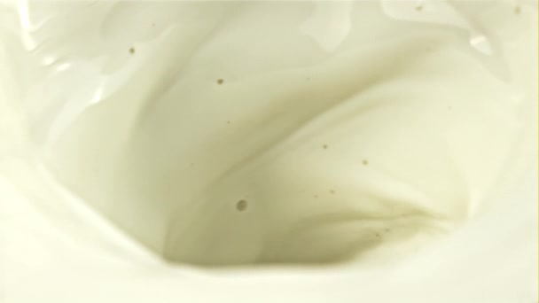 Um redemoinho de leite. Macro background.Filmado em uma câmera de alta velocidade a 1000 fps. — Vídeo de Stock