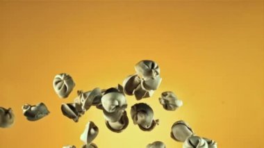 Donmuş çiğ hamur köfteleri yukarı aşağı gider..