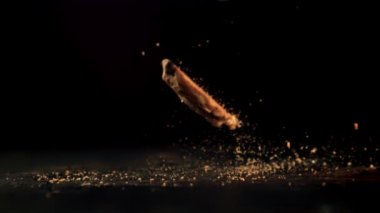 Çikolatalı kurabiyeler masaya düşer ve ufalanır. Film yavaş çekimde 1000 fp..