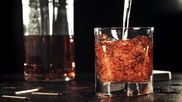 Cognac wird mit einem Whirlpool ins Glas gegossen. Gefilmt mit einer Hochgeschwindigkeitskamera bei 1000 fps. — Stockvideo