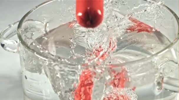 Die Würstchen fallen mit Wasserspritzern in den Topf. Gefilmt mit einer Hochgeschwindigkeitskamera bei 1000 fps. — Stockvideo