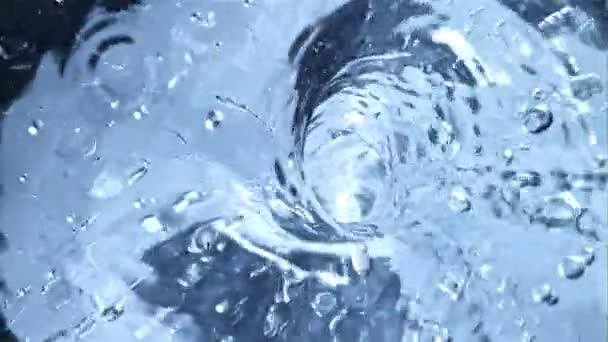 Een draaikolk van water met luchtbellen. Gefilmd is slow motion 1000 fps. — Stockvideo