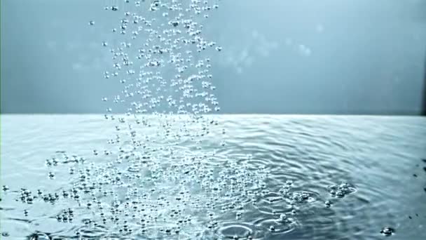 水の下の気泡が上向きに上昇する。1000 fpsで高速カメラで撮影. — ストック動画