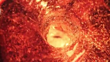 Viski girdabı. Makro arka plan. 1000 fps hızla yüksek hızlı bir kamerayla çekildi..