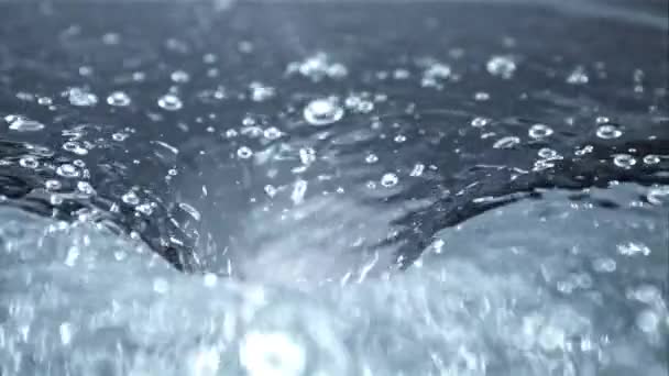 Вода с пузырьками воздуха вращается по кругу. Замедленная съемка 1000 кадров в секунду. — стоковое видео