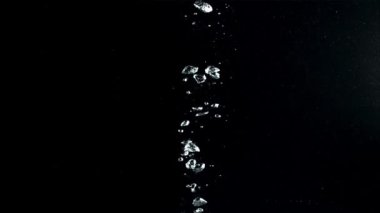 Suyun altındaki hava kabarcıkları yukarı doğru yükselir. 1000 fps hızla yüksek hızlı bir kamerayla çekildi..