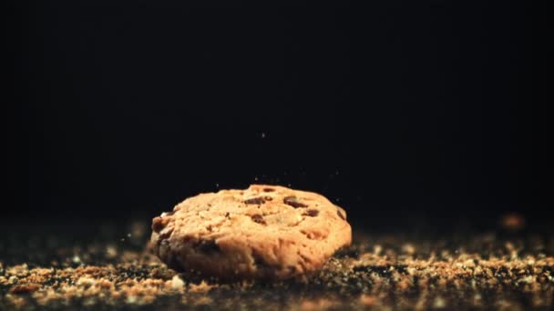 Çikolatalı kurabiyeler masanın üzerine düşer. 1000 fps hızla yüksek hızlı bir kamerayla çekildi.. — Stok video