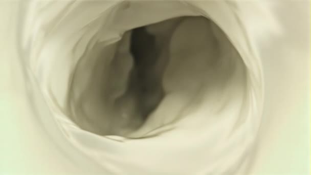 Ein Strudel frischer Milch. Ansicht von oben. Gefilmt mit einer Hochgeschwindigkeitskamera bei 1000 fps. — Stockvideo