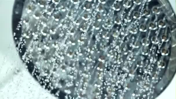 Uma corrente de água derrama do chuveiro. Filmado em uma câmera de alta velocidade a 1000 fps. — Vídeo de Stock