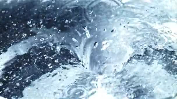 Water draait in een draaikolk met luchtbellen. Gefilmd op een hoge snelheidscamera met 1000 fps. — Stockvideo