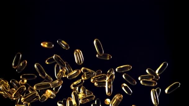 Las Cápsulas Vitamínicas Omega Elevan Caen Sobre Fondo Negro Filmado — Vídeo de stock
