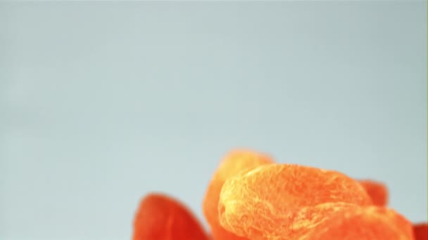 Les Abricots Secs Envolent Sur Fond Bleu Filmé Est Ralenti — Video