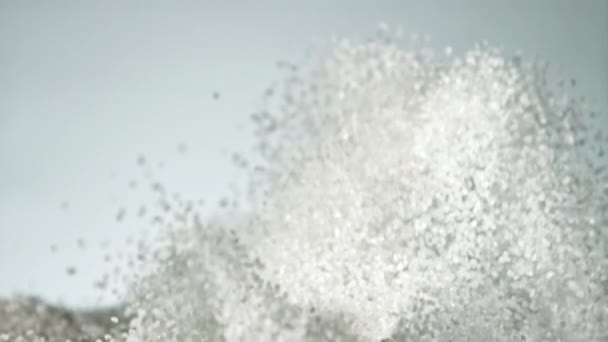 Açúcar Sobe Cai Num Fundo Branco Filmado Uma Câmera Alta — Vídeo de Stock