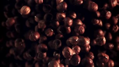 Bir grup fındık yukarı çıkar ve aşağı düşer. Üst Manzara. Fındık deseni. Film yavaş çekimde 1000 fp..