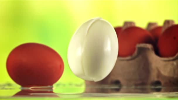Яйцо Падает Разбивается Куски Зеленом Фоне Замедленная Съемка 1000 Кадров — стоковое видео