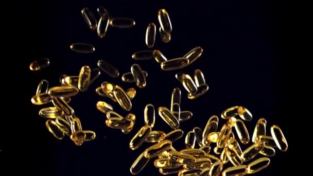 Les Capsules Vitamines Oméga Envolent Tombent Sur Fond Noir Filmé — Video