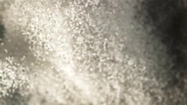 Bir sürü şeker yukarı aşağı gider. Makro arka plan. Üst Manzara. Şekerin dokusu. Film yavaş çekimde 1000 fp..