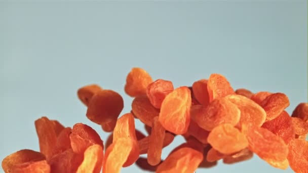 Getrocknete Aprikosen Steigen Auf Und Fallen Herunter Auf Blauem Hintergrund — Stockvideo
