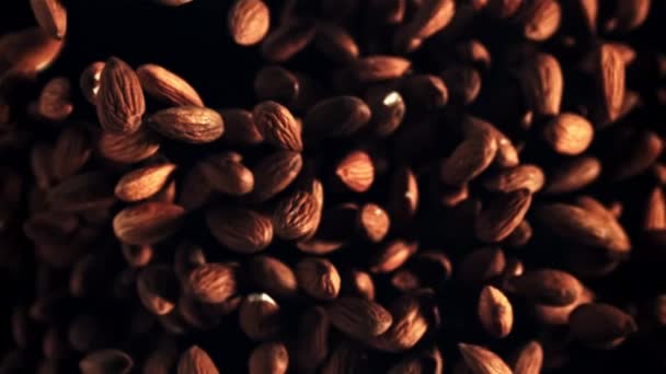 Las Almendras Levantan Caen Vista Superior Sobre Fondo Negro Filmado — Vídeo de stock