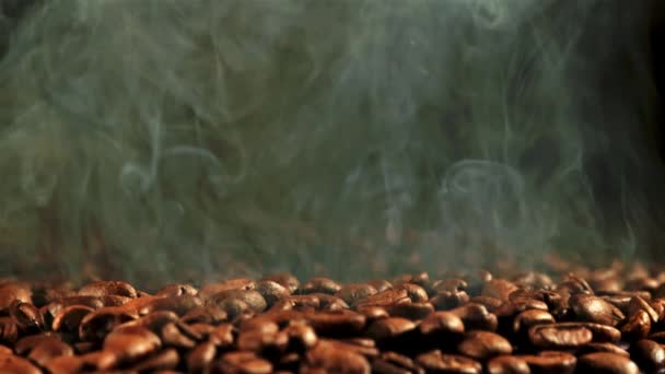 焙煎されたコーヒー豆から熱い蒸気を上げる 黒を背景に 1000 Fpsで高速カメラで撮影 — ストック動画