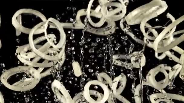 Кольца Лука Каплями Воды Взлетают Вращаются Полете Черном Фоне Замедленная — стоковое видео