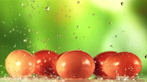Gotas Agua Caen Sobre Huevos Frescos Sobre Fondo Verde Filmado — Vídeos de Stock