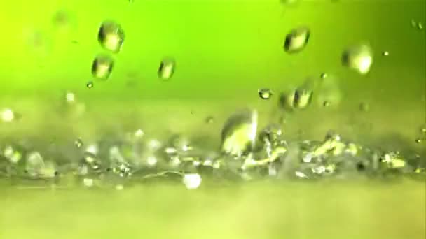 Vízcseppek Fröcskölnek Zöld Háttérrel Filmed Lassított Felvétel 1000 Fps — Stock videók
