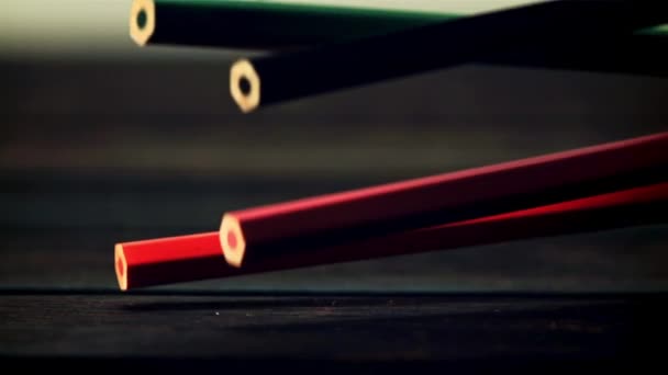 Kolorowe Ołówki Spadają Drewniany Stół Ciemnym Tle Nagrywane Jest Zwolnionym — Wideo stockowe