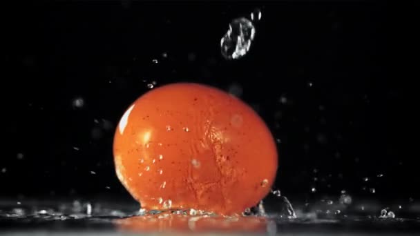 Vattendroppar Faller Det Roterande Ägget Svart Bakgrund Filmat Slow Motion — Stockvideo